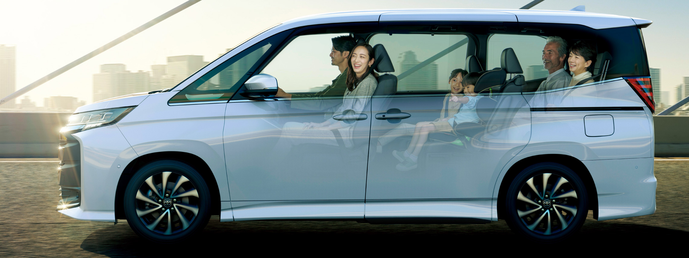 ノア（NOAH）｜ミニバンの室内空間 | 愛媛トヨタ自動車株式会社