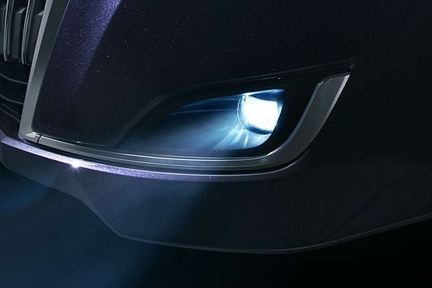 Bi-Beam LEDヘッドランプ(オートレベリング機能付)+LEDクリアランスランプ+LEDフロントフォグランプ