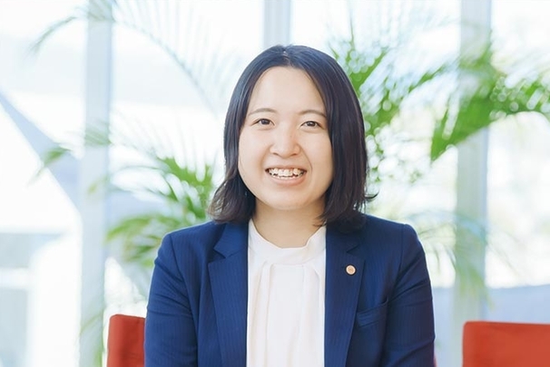 採用ページ_top_社員インタビュー_山岡嘉奈