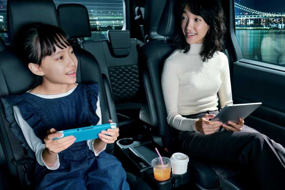 【モデル入り素材】車内 Wi-Fi