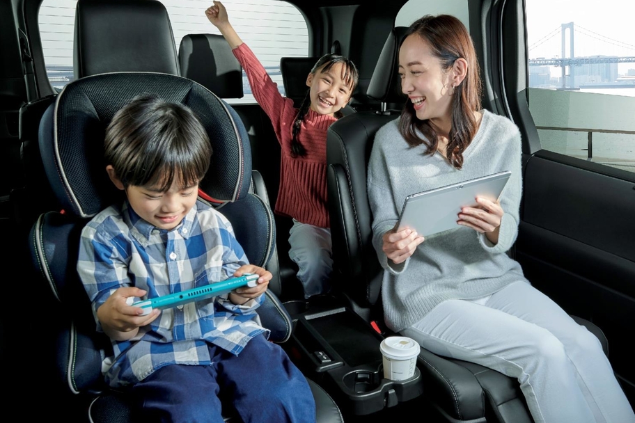 【モデル入り素材】車内 Wi-Fi