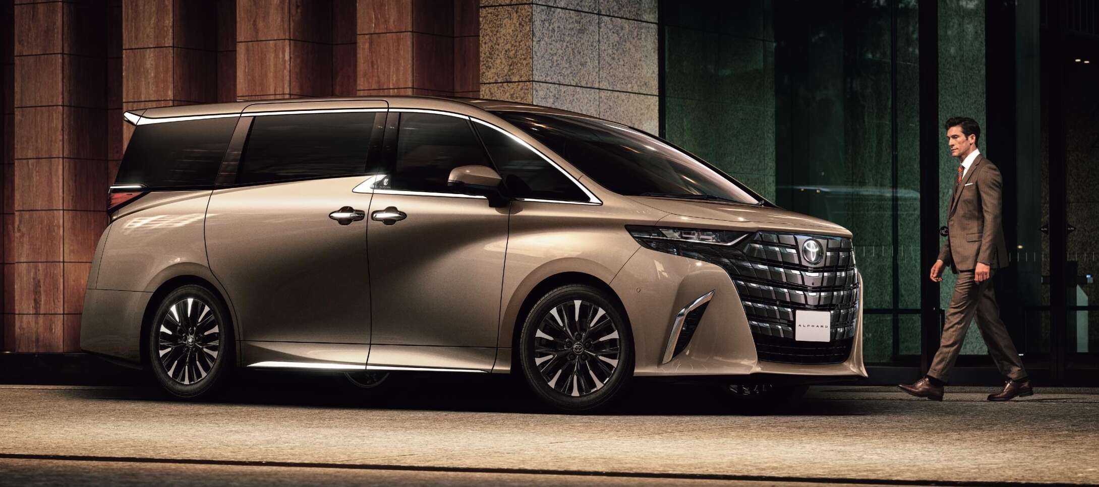 アルファードの特徴は？デザインや室内空間、走行・安全性能など魅力を