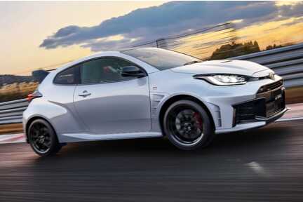 RZ“High performance” + Aero performance package［GR-DAT（8AT・4WD）］