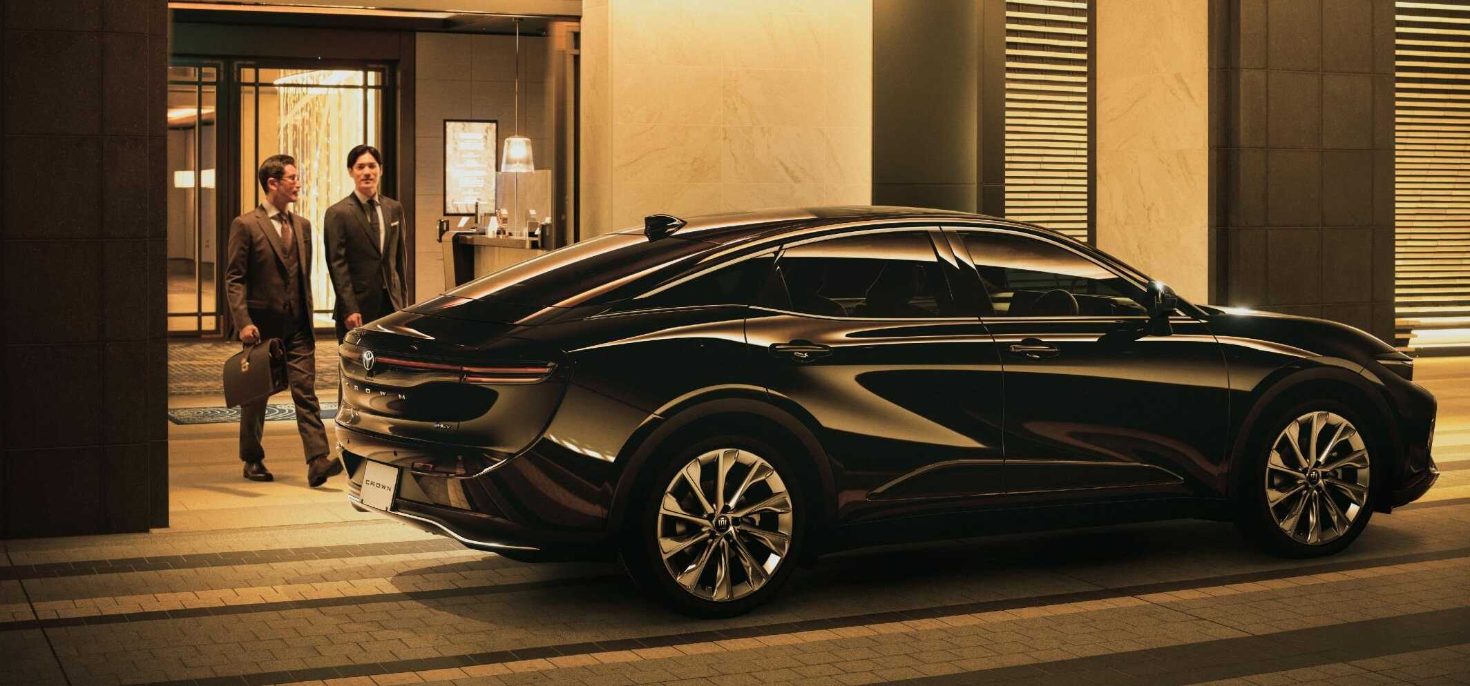 新型クラウンの特徴は？デザインや室内空間、走行・安全性能など魅力を