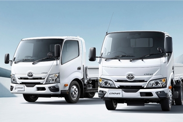 左）ワイドキャブ・2WD・ロングデッキ・フルジャストロー・2.0トン積