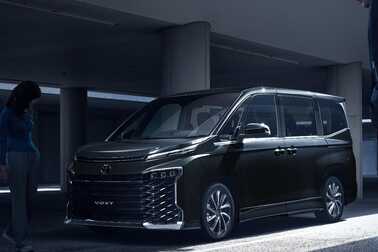 【モデル入り素材】S-Z（ハイブリッド・2WD・7人乗り）