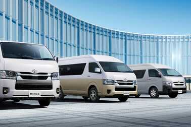 （左）：VAN・2WD・2800ディーゼル・標準ボディ・スーパーGL
