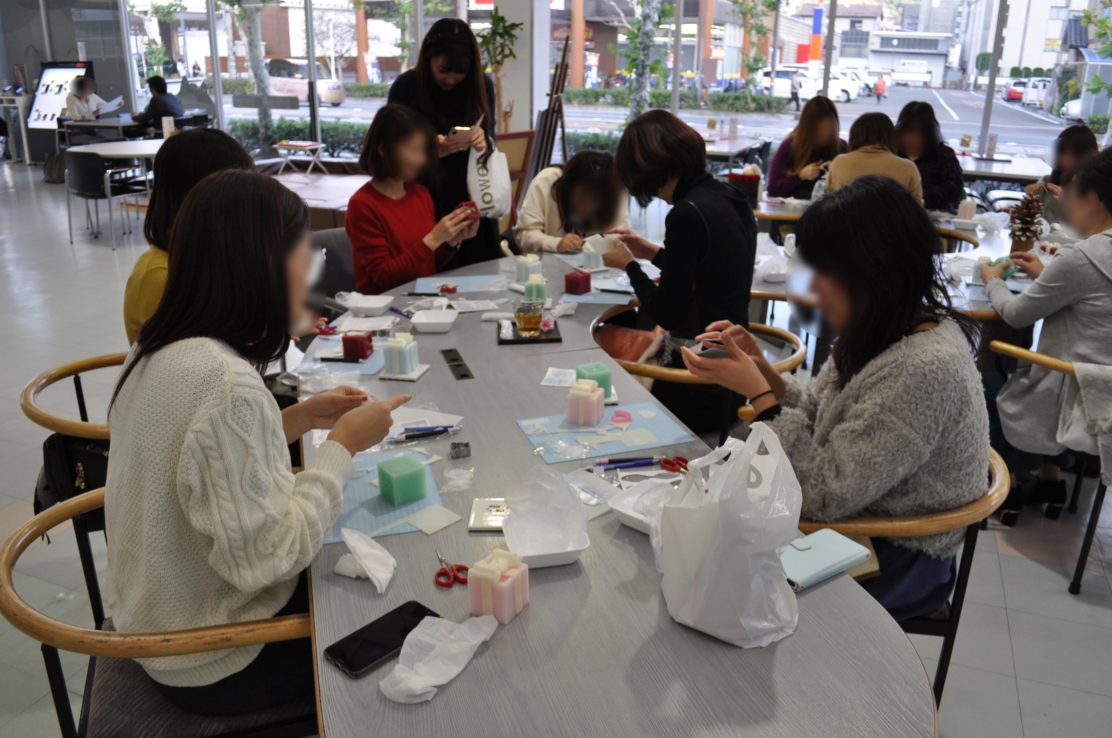 おしゃべりしながら制作中